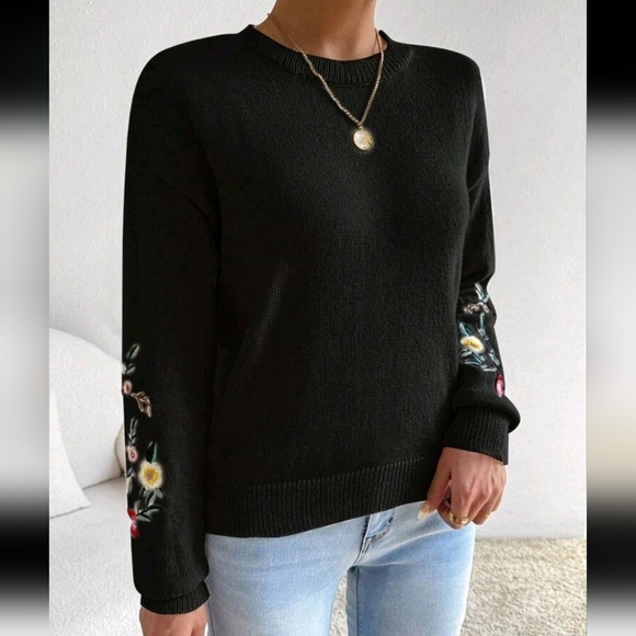 Sleeves With Floral Embroidery,Round Neck,Looped Loop,Drop Shoulder Knit Sweater - Picture 3 of 5